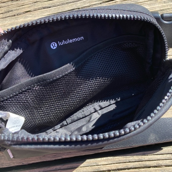 Lululemon everywhere belt bag - Picture 3 of 3